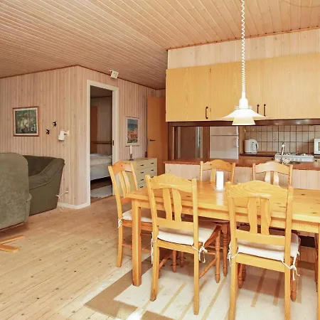 Three-bedroom Holiday In 13 *